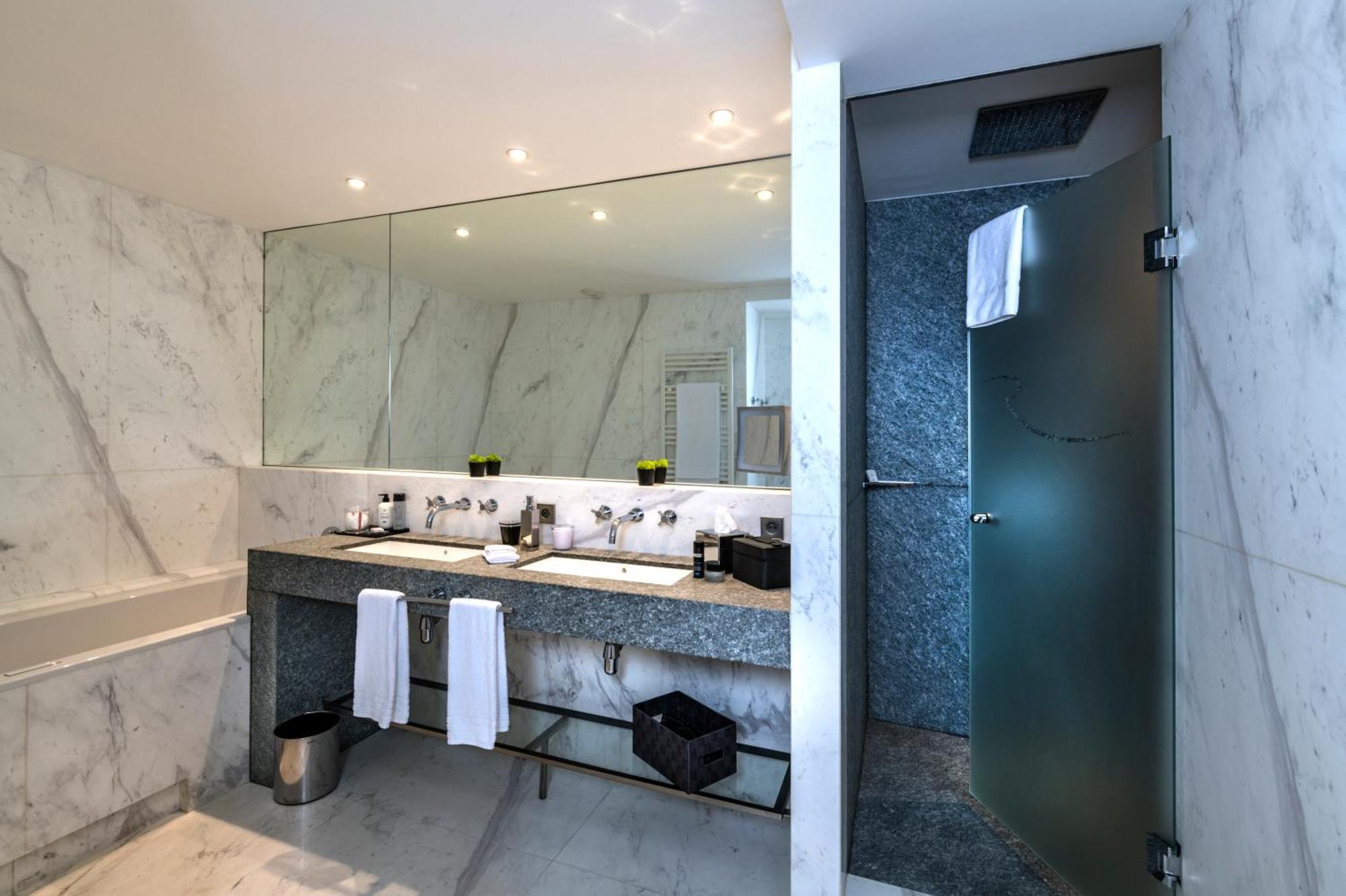 Hotel & Spa Regent Petite France Страсбург Екстериор снимка A shower door